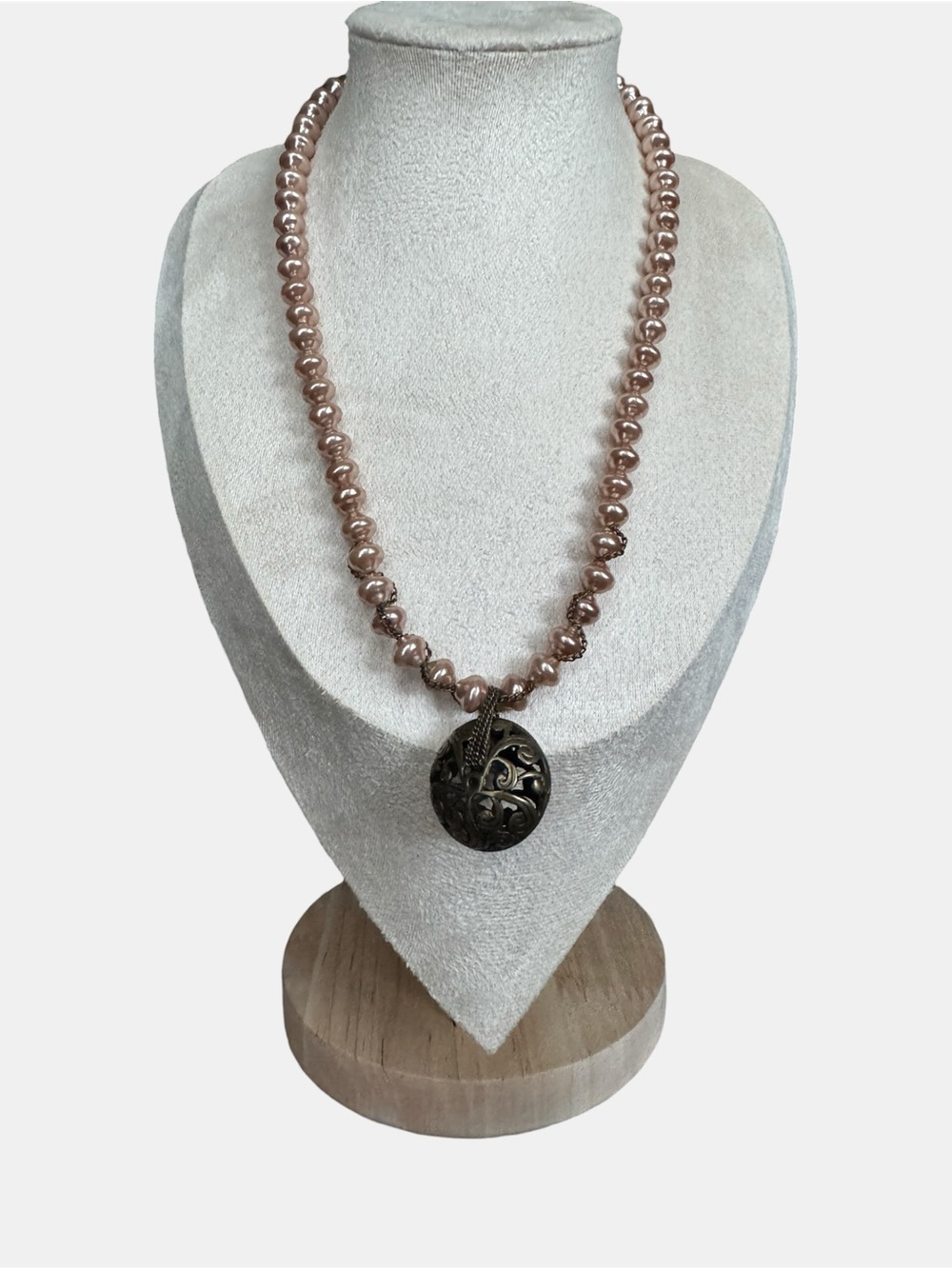 Coldwater Creek Mauve Pearl Necklace with Ornate Round Pendant